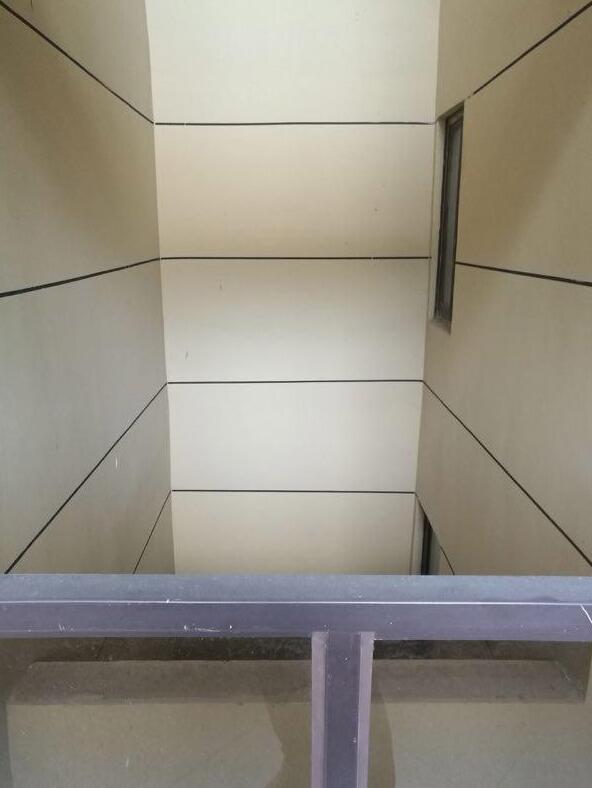 中铁建南京青秀城二期未改造的通风井.图片由业主提供