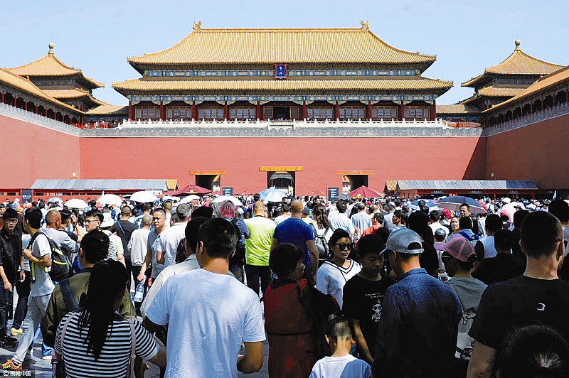 图:五一期间,北京故宫博物馆内人潮涌动.
